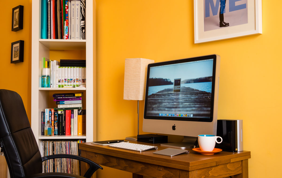 Álvaro Serrano's home office desk