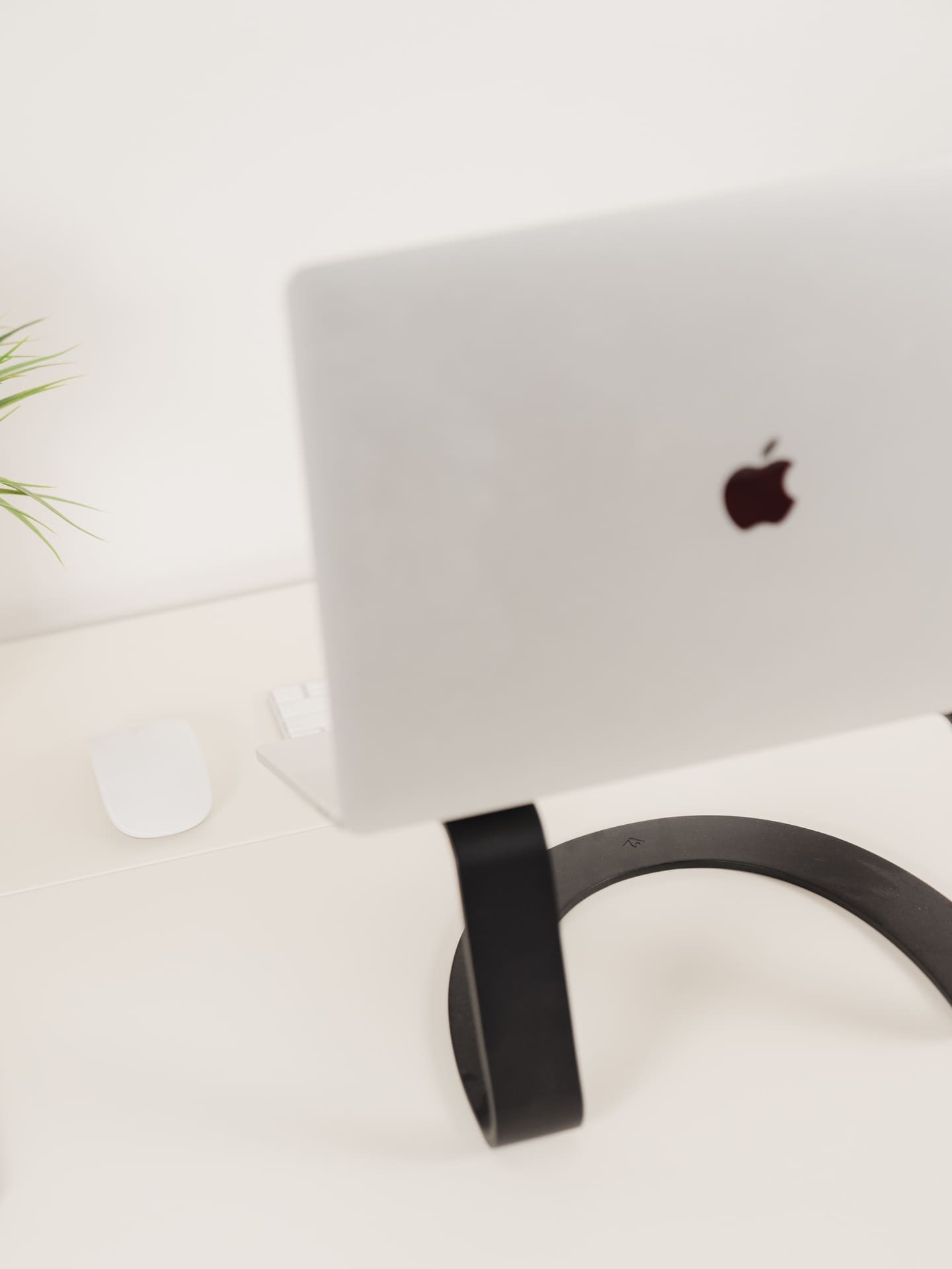 Review: Twelve South Curve SE is a minimalist Mac stand